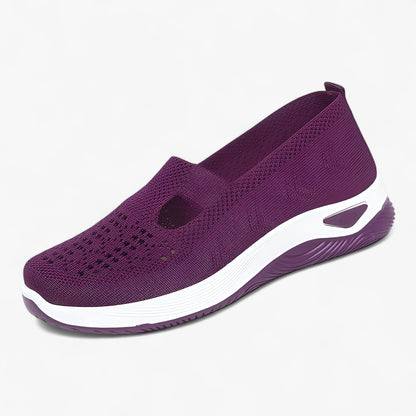 "Beige Clare slip-on sko for kvinder, let og støddæmpende med polstret sål, åndbart materiale, perfekt til dagligt brug."