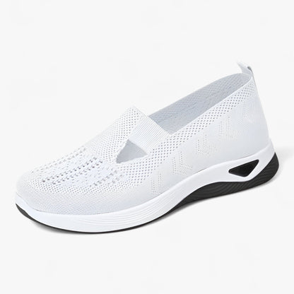 "Beige Clare slip-on sko for kvinder, let og støddæmpende med polstret sål, åndbart materiale, perfekt til dagligt brug."