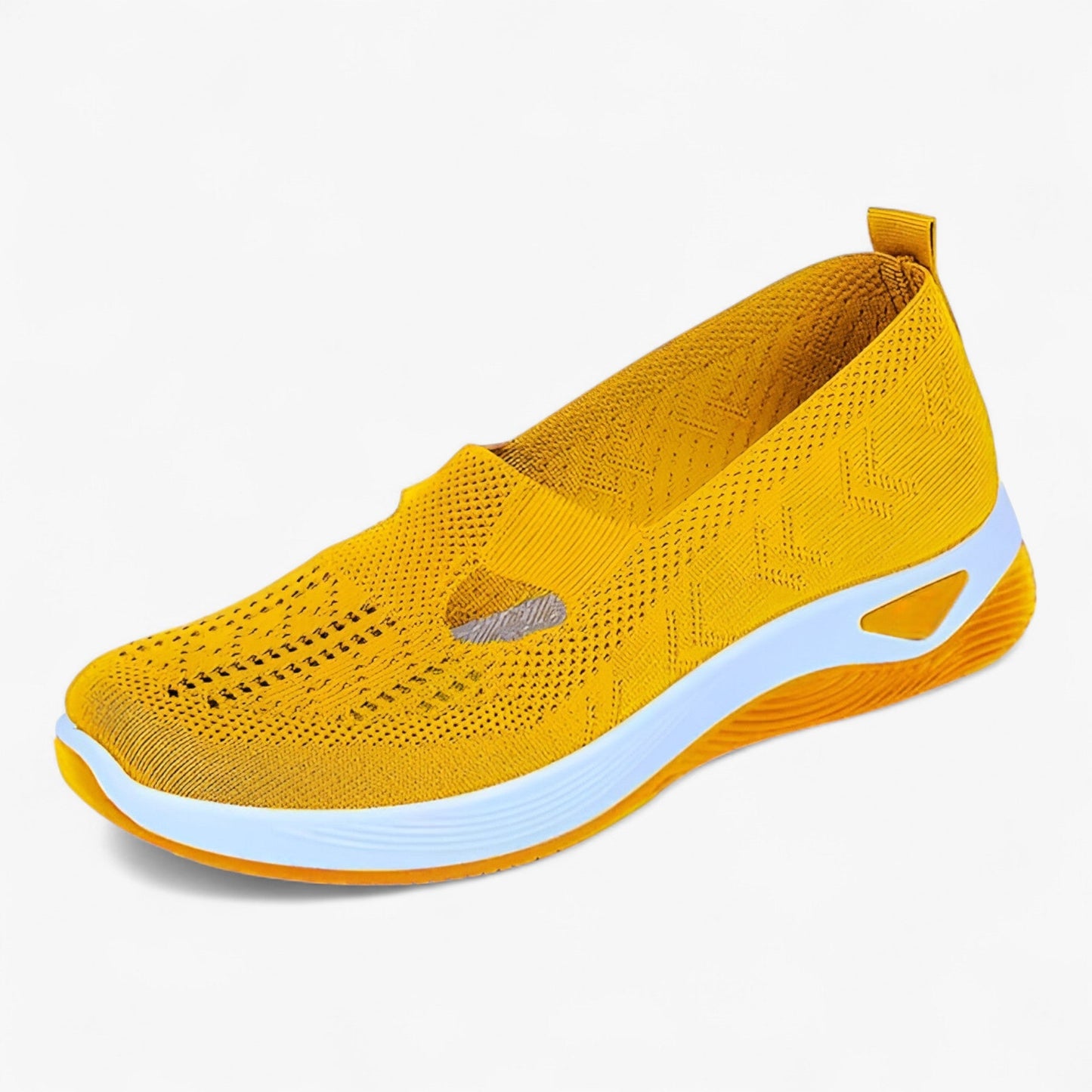 "Beige Clare slip-on sko for kvinder, let og støddæmpende med polstret sål, åndbart materiale, perfekt til dagligt brug."