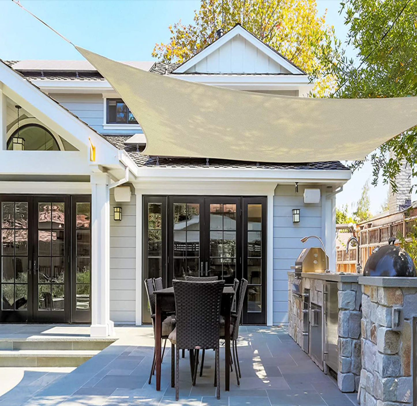 "Beige skyggetelt til terrassen med UV-beskyttelse, minimalistisk design og vandafvisende materiale, perfekt til haven."