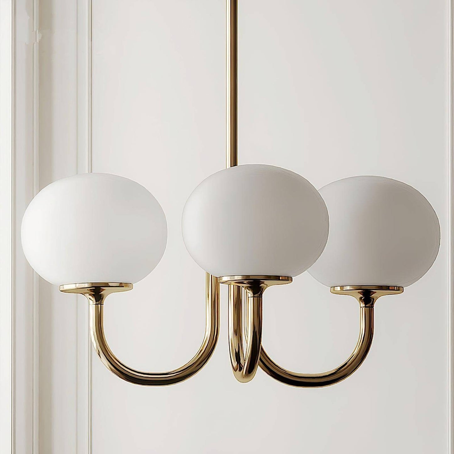 Elegant Lysekrone med Gyldne Detaljer & Lyserøde Glasskærme