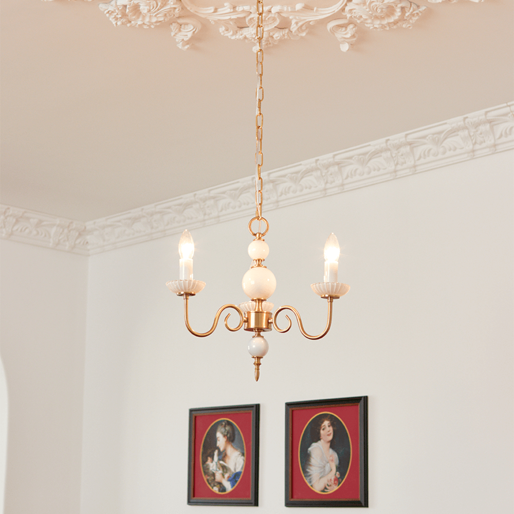 Elegant Retro Lysekrone i Cremefarvet Glas