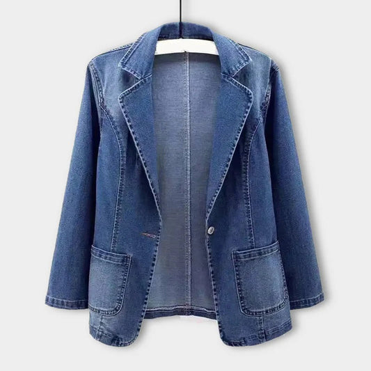 "Blå denim blazer til kvinder med moderne design og elegant snit, perfekt til både casual og formel påklædning."