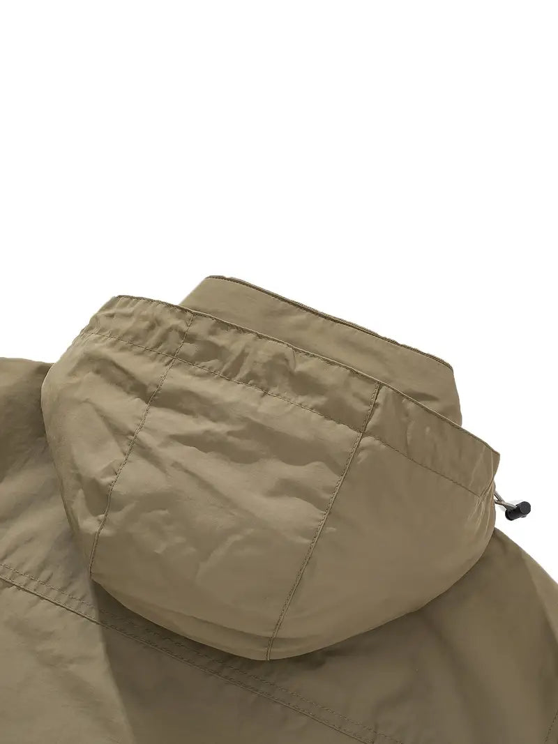 "Blå vandtæt og åndbar herrejakke til eventyr, set bagfra med langærmet design og aftagelig hætte, perfekt til udendørs"