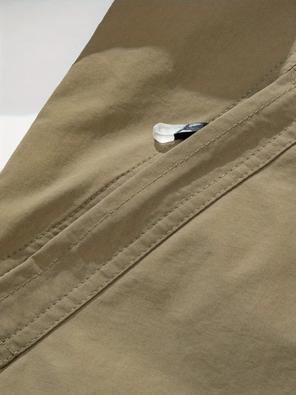 "Blå vandtæt og åndbar herrejakke til eventyr, set bagfra med langærmet design og aftagelig hætte, perfekt til udendørs"