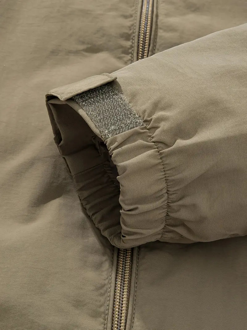 "Blå vandtæt og åndbar herrejakke til eventyr, set bagfra med langærmet design og aftagelig hætte, perfekt til udendørs"