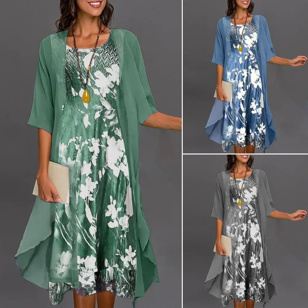 Blomstret A-linje sommerkjole med V-udskæring, kortærmer og flowy silhuet. Perfekt til romantiske sommerdage.