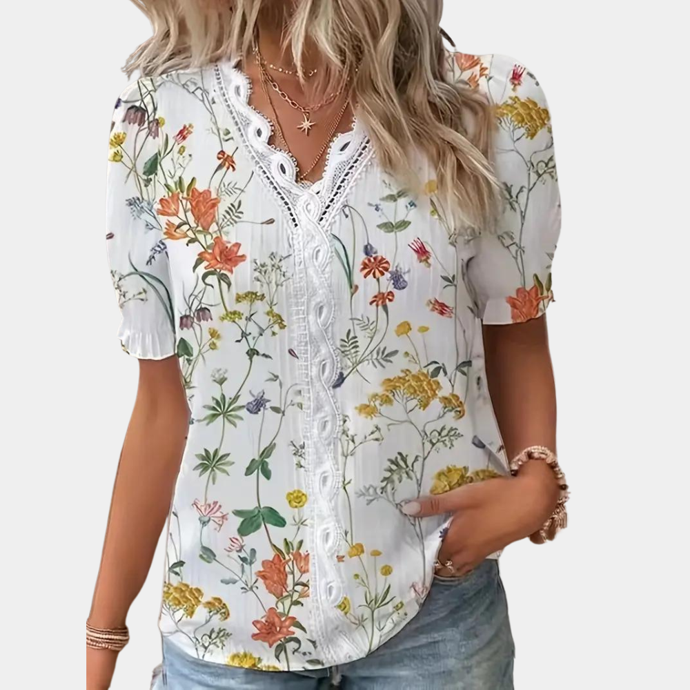 Blomstret damebluse med blondekant i blå, elegant og sommerligt design. Behageligt stof, perfekt til både dag og aften.