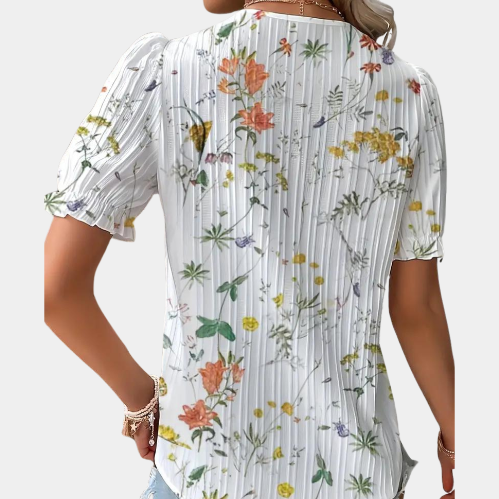 Blomstret damebluse med blondekant i blå, elegant og sommerligt design. Behageligt stof, perfekt til både dag og aften.