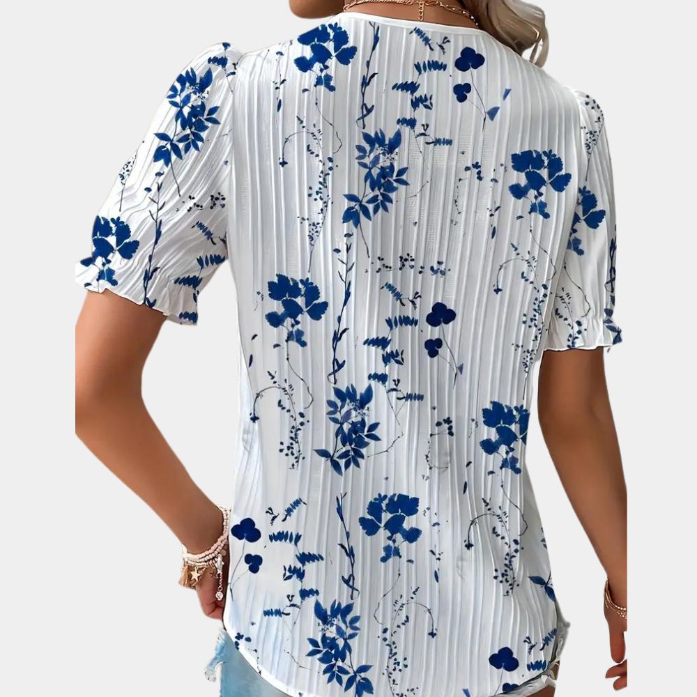 Blomstret damebluse med blondekant i blå, elegant og sommerligt design. Behageligt stof, perfekt til både dag og aften.