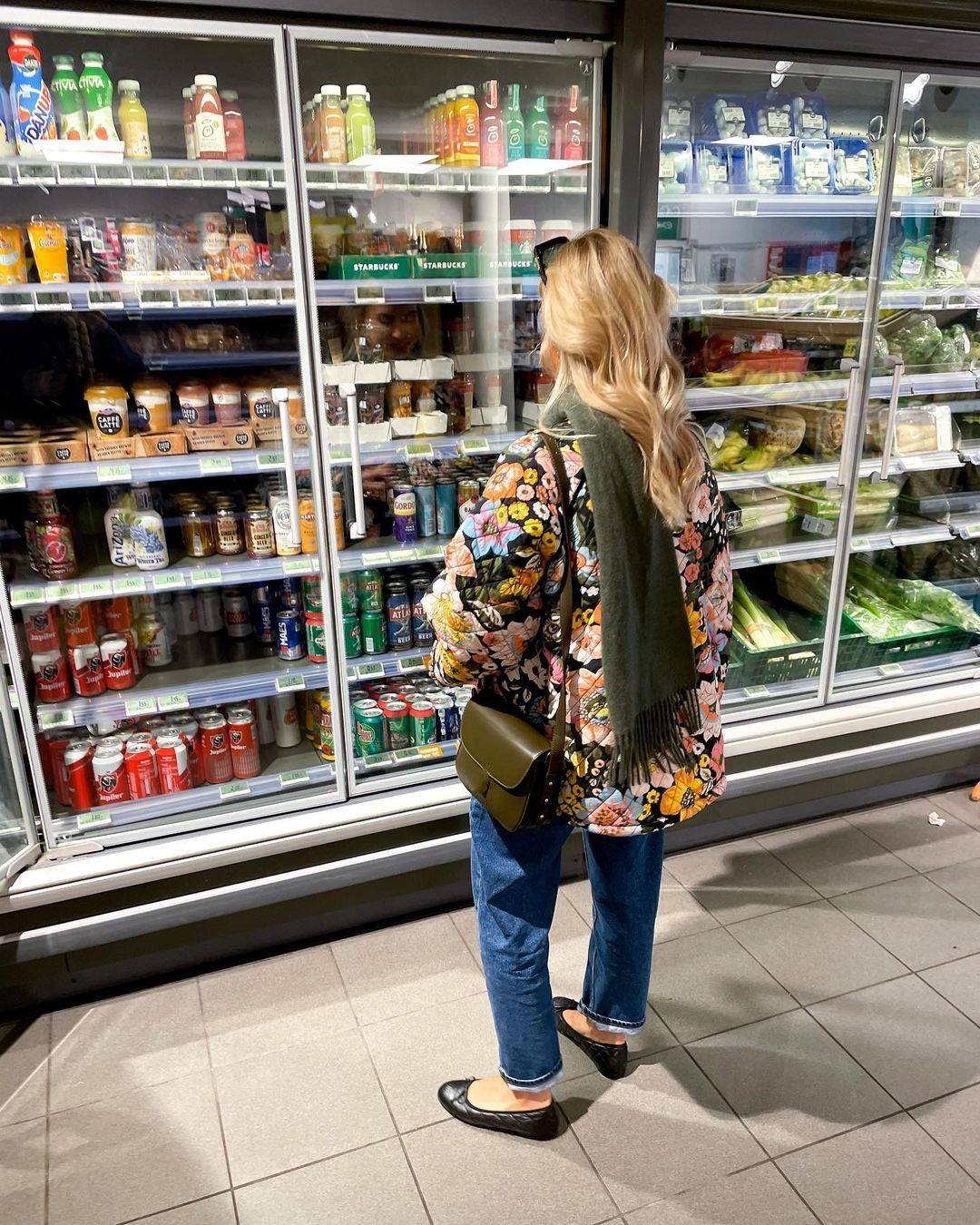 "Blomstret reversibel vinterjakke med boheme design, isolerende foring og brede ærmer for stil og varme."