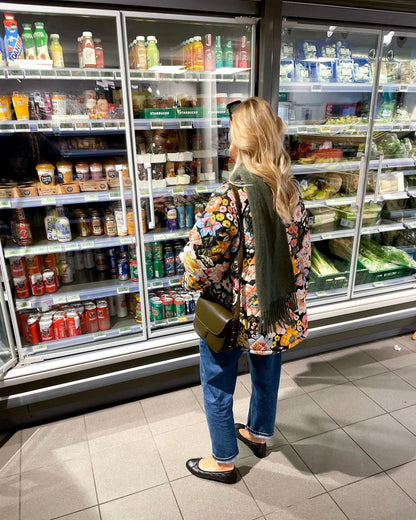 "Blomstret reversibel vinterjakke med boheme design, isolerende foring og brede ærmer for stil og varme."