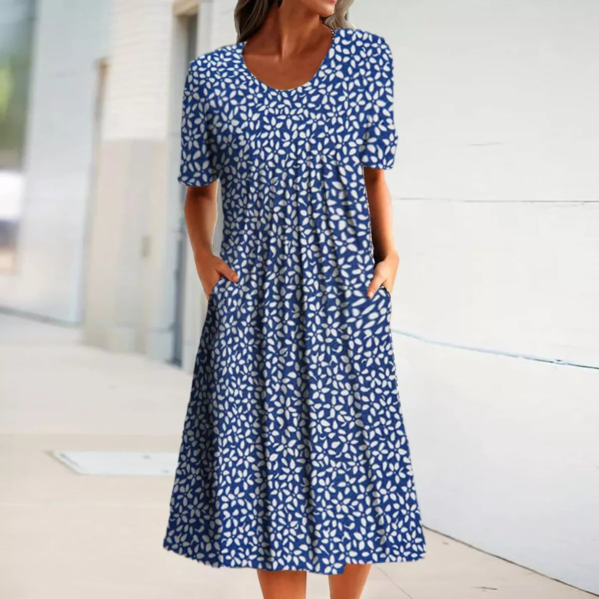 "Blomstret sommer midi kjole, let stof, afslappet pasform, lommer, feminint design, perfekt til varme dage"