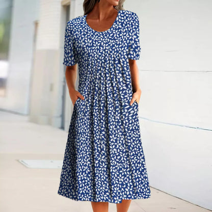 "Blomstret sommer midi kjole, let stof, afslappet pasform, lommer, feminint design, perfekt til varme dage"