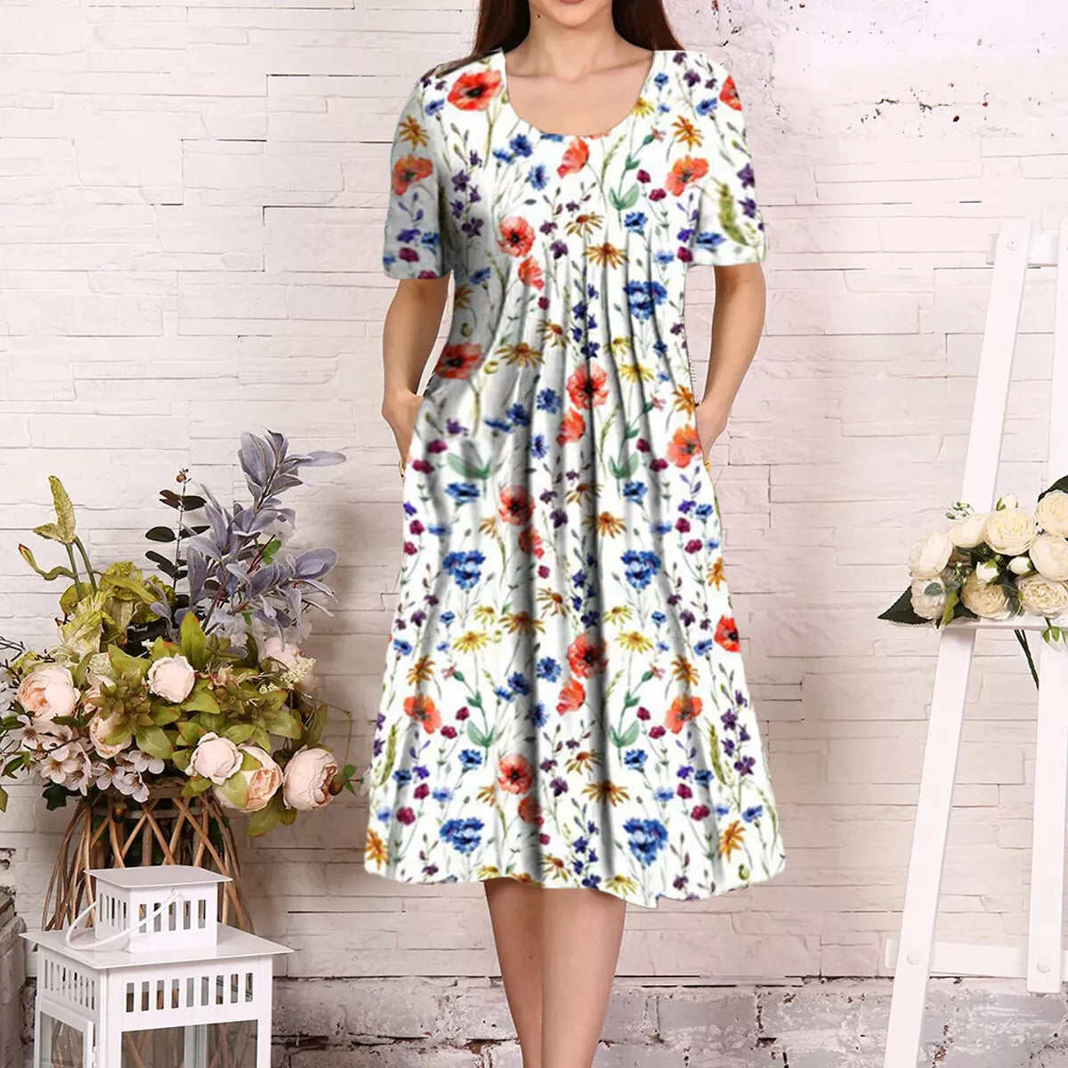 "Blomstret sommer midi kjole, let stof, afslappet pasform, lommer, feminint design, perfekt til varme dage"