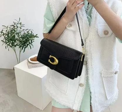 Brun crossbody skuldertaske i vegansk læder; elegant kvindetilbehør med justerbar strop og luksuriøst design.