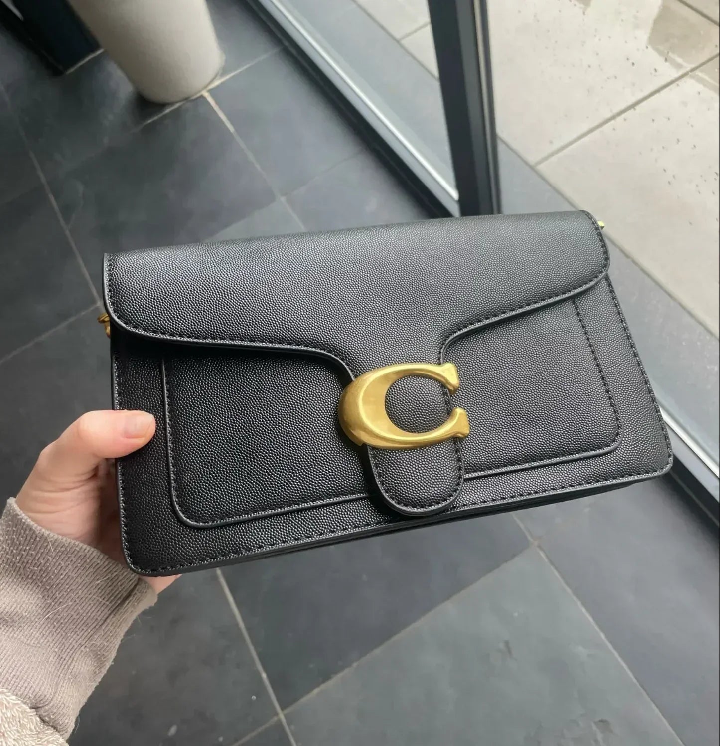 Brun crossbody skuldertaske i vegansk læder; elegant kvindetilbehør med justerbar strop og luksuriøst design.