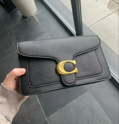 Brun crossbody skuldertaske i vegansk læder; elegant kvindetilbehør med justerbar strop og luksuriøst design.