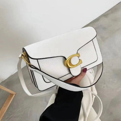 Brun crossbody skuldertaske i vegansk læder; elegant kvindetilbehør med justerbar strop og luksuriøst design.