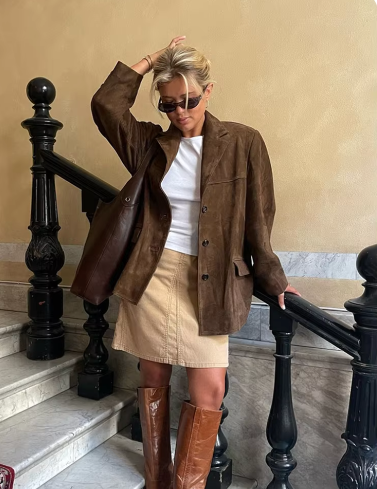 "Brun ruskindsjakke til kvinder med klassisk design, knaplukning og praktiske lommer, perfekt til overgangssæsonen."