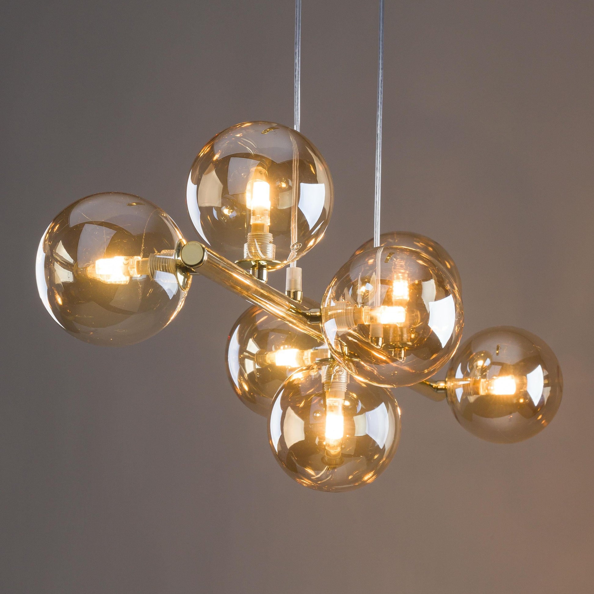 "Bubbles langbordspendel 90cm med ravfarvede glaskupler, messingstel, elegant design og justerbar højde for spisestue"