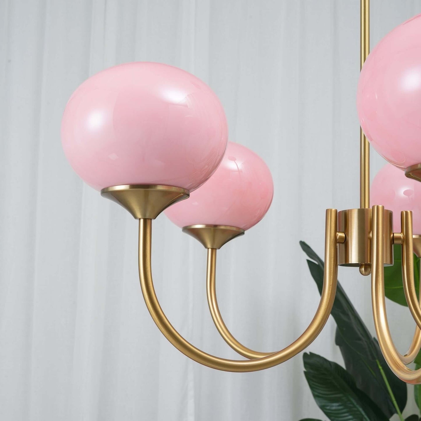 Elegant Lysekrone med Gyldne Detaljer & Lyserøde Glasskærme