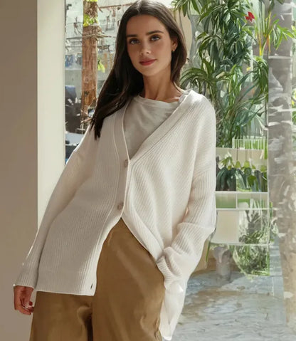 "Cashmere cardigan med langærmer, V-hals og knapper, elegant neutral farve, 100% cashmere, set forfra i nærbillede."