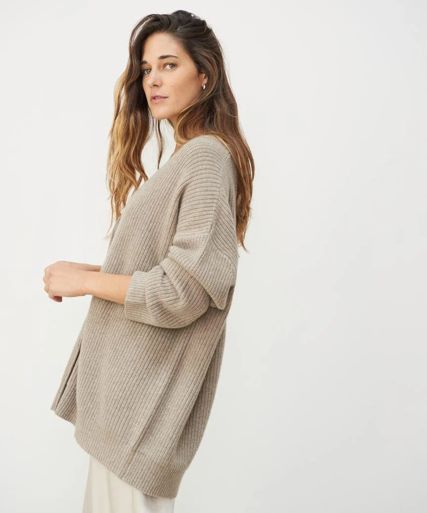 "Cashmere cardigan med langærmer, V-hals og knapper, elegant neutral farve, 100% cashmere, set forfra i nærbillede."