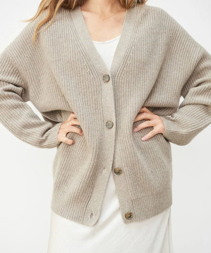 "Cashmere cardigan med langærmer, V-hals og knapper, elegant neutral farve, 100% cashmere, set forfra i nærbillede."
