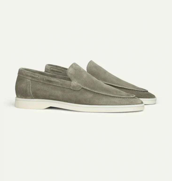 "Castello suede loafers til mænd i lys beige, viser klassisk stil med blød overflade og komfortabel pasform til ethvert look.