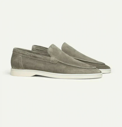 "Castello suede loafers til mænd i lys beige, viser klassisk stil med blød overflade og komfortabel pasform til ethvert look.