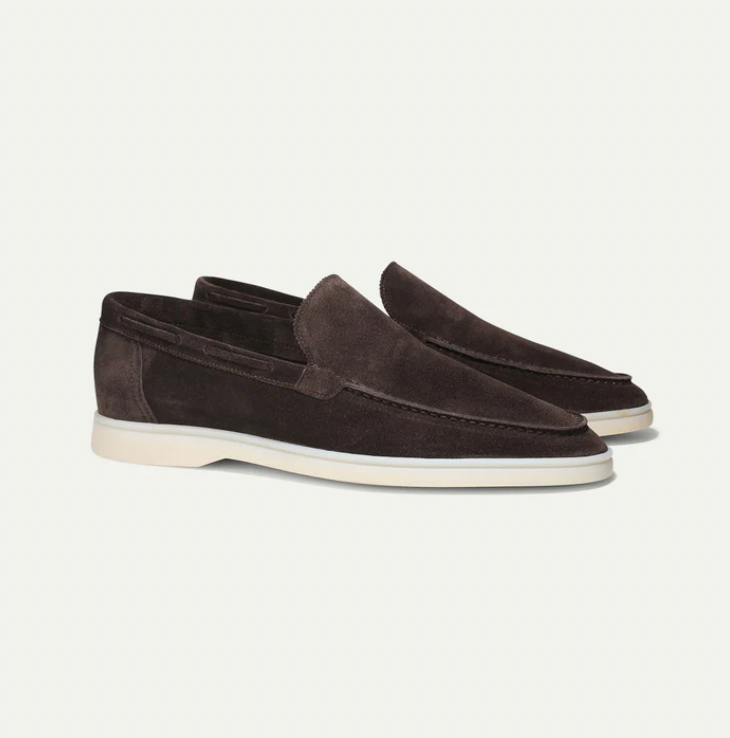 "Castello suede loafers til mænd i lys beige, viser klassisk stil med blød overflade og komfortabel pasform til ethvert look.