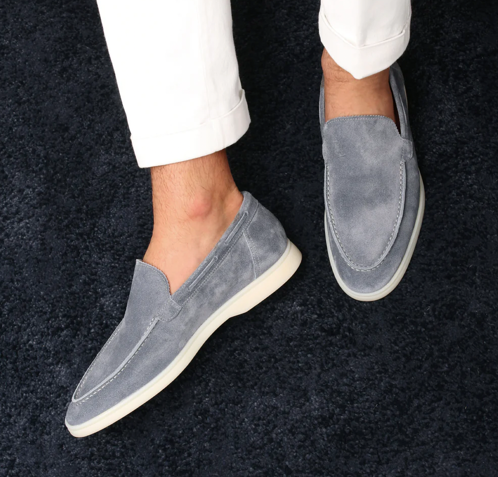 "Castello suede loafers til mænd i lys beige, viser klassisk stil med blød overflade og komfortabel pasform til ethvert look.