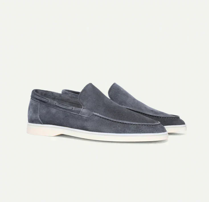 "Castello suede loafers til mænd i lys beige, viser klassisk stil med blød overflade og komfortabel pasform til ethvert look.