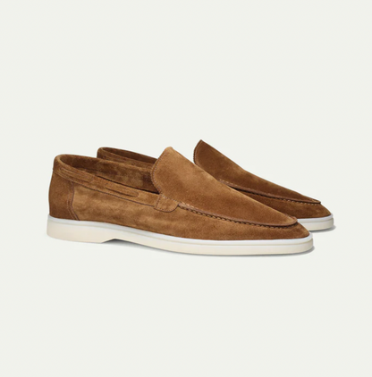 "Castello suede loafers til mænd i lys beige, viser klassisk stil med blød overflade og komfortabel pasform til ethvert look.