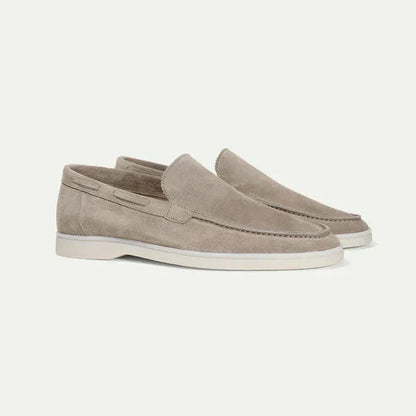 "Castello suede loafers til mænd i lys beige, viser klassisk stil med blød overflade og komfortabel pasform til ethvert look.