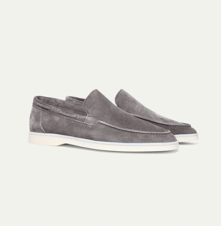 "Castello suede loafers til mænd i lys beige, viser klassisk stil med blød overflade og komfortabel pasform til ethvert look.