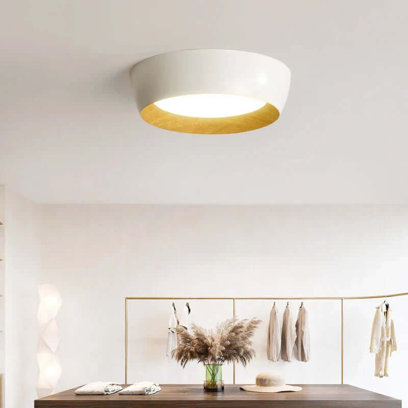 Minimalistisk LED loftslampe med trædetaljer