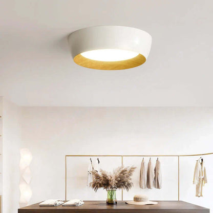 Minimalistisk LED loftslampe med trædetaljer