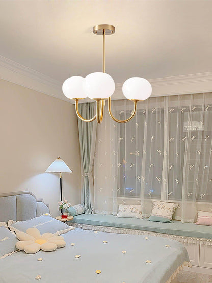 Elegant Lysekrone med Gyldne Detaljer & Lyserøde Glasskærme