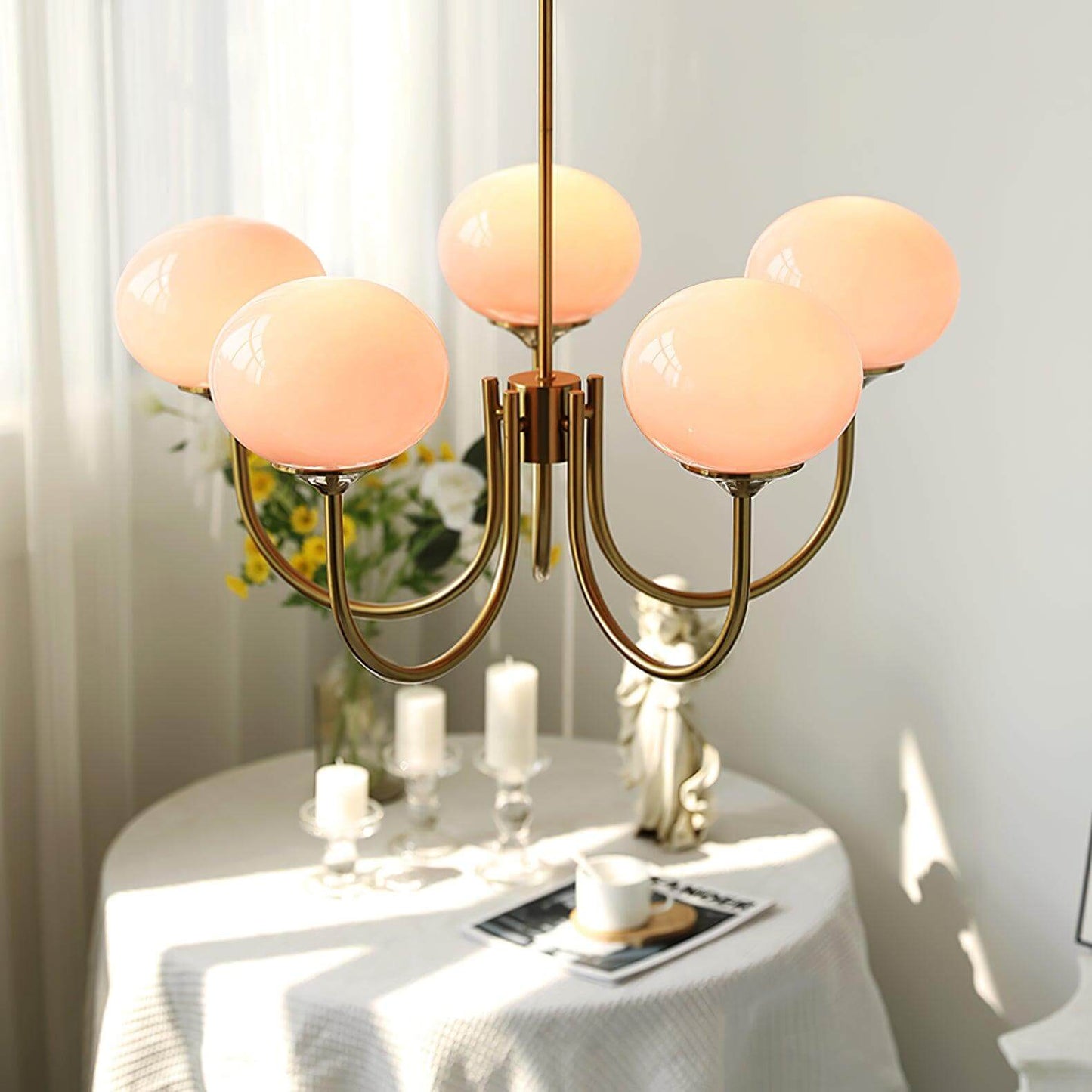 Elegant Lysekrone med Gyldne Detaljer & Lyserøde Glasskærme