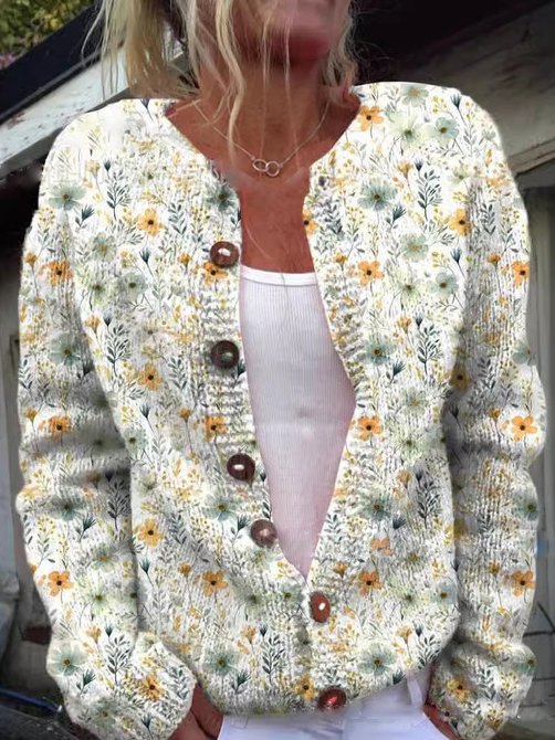 "Charlotte cardigan i strik med blomsterprint, lange ærmer og knaplukning. Elegant og varm til hverdag og formelle looks."