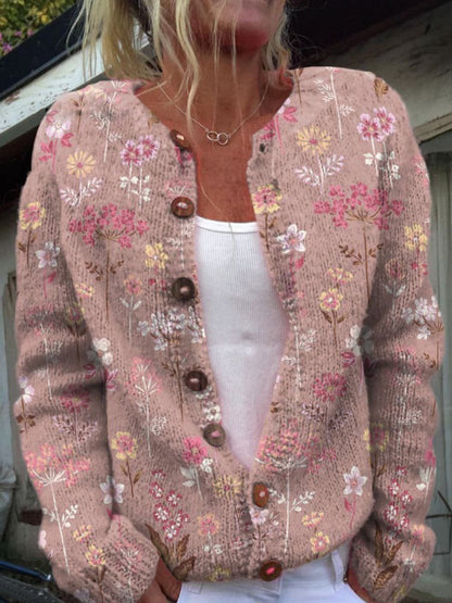 "Charlotte cardigan i strik med blomsterprint, lange ærmer og knaplukning. Elegant og varm til hverdag og formelle looks."