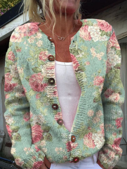"Charlotte cardigan i strik med blomsterprint, lange ærmer og knaplukning. Elegant og varm til hverdag og formelle looks."