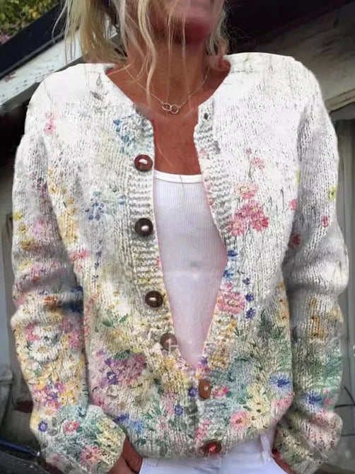 "Charlotte cardigan i strik med blomsterprint, lange ærmer og knaplukning. Elegant og varm til hverdag og formelle looks."