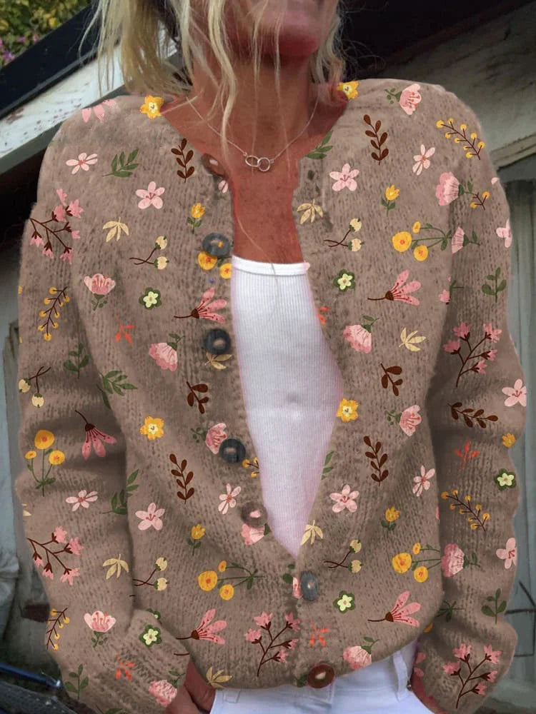 "Charlotte cardigan i strik med blomsterprint, lange ærmer og knaplukning. Elegant og varm til hverdag og formelle looks."