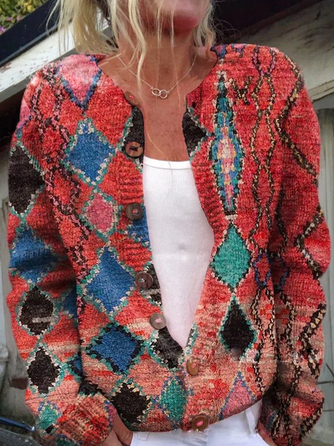 "Charlotte cardigan i strik med blomsterprint, lange ærmer og knaplukning. Elegant og varm til hverdag og formelle looks."