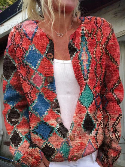 "Charlotte cardigan i strik med blomsterprint, lange ærmer og knaplukning. Elegant og varm til hverdag og formelle looks."