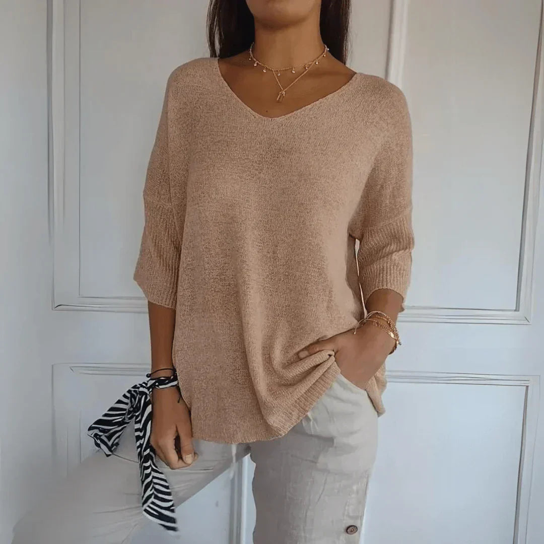 Clara Top i elegant, blød rød farve, damebluse, enkel men sofistikeret design, flaterende og komfortabel stil.