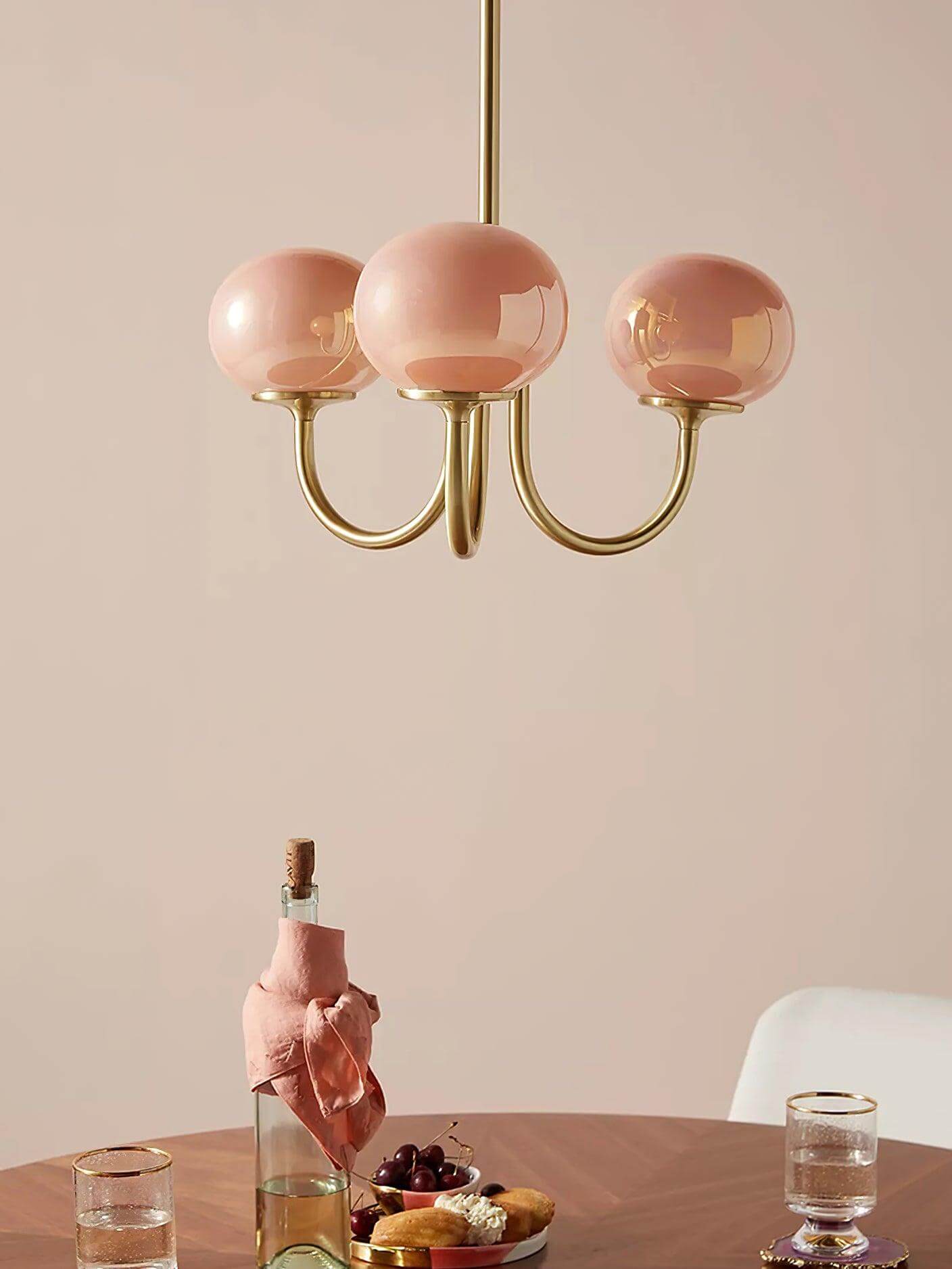 Elegant Lysekrone med Gyldne Detaljer & Lyserøde Glasskærme